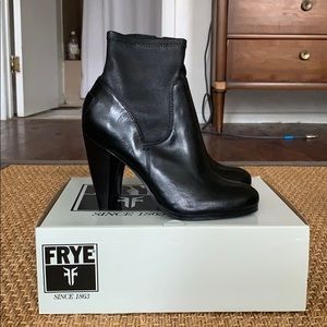 Frye Mikaela Stretch Short, Black 7